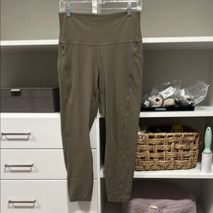 Lululemon Athletica Leggings with 2 side pockets in color Nomad Size 10